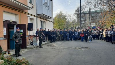 У Долині на Прикарпатті попрощалися із загиблим азовцем Тарасом Лаврівим У Долині на Прикарпатті попрощалися із загиблим азовцем Тарасом Лаврівим