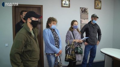 Селяни прийшли дізнатись, чому чиновник не виконав обіцяного. Фото: Суспільне Поділля Селяни прийшли дізнатись, чому чиновник не виконав обіцяного. Фото: Суспільне Поділля