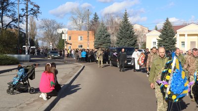 "Не вистачило пів секунди" В Охтирці на Сумщині попрощалися із загиблим бійцем Артуром Білашем "Не вистачило пів секунди" В Охтирці на Сумщині попрощалися із загиблим бійцем Артуром Білашем