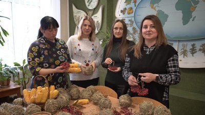 У Тернополі учні обласного екоцентру створили ялинку-годівничку