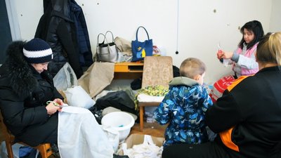 Працюють щоденно: на Вінниччині волонтери плетуть зимові сітки для захисників Працюють щоденно: на Вінниччині волонтери плетуть зимові сітки для захисників