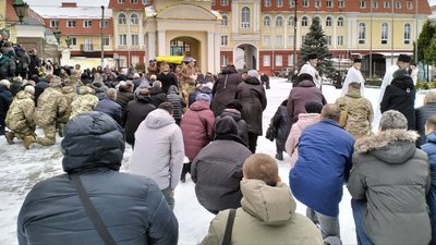 У Луцьку попрощалися із загиблим на Донеччині 40-річним бійцем Андрієм Лащуком У Луцьку попрощалися із загиблим на Донеччині 40-річним бійцем Андрієм Лащуком