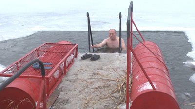 Хмельничанин Сергій 15 років займається моржуванням. Хмельничанин Сергій 15 років займається моржуванням.