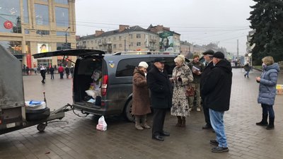 Теплі речі, продукти та обереги: з Луцька на схід повезли допомогу бійцям