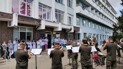 Військовослужбовці привітали медиків на Одещині Військовослужбовці привітали медиків на Одещині