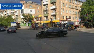 Аварія на перехресті Проспекту Перемоги та вулиці Мстиславської у Чернігові Аварія на перехресті Проспекту Перемоги та вулиці Мстиславської у Чернігові