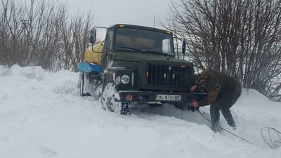 Машини витягали за допомогою буксирувального троса Машини витягали за допомогою буксирувального троса