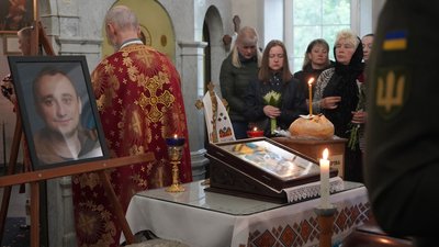 У Києві попрощалися з загиблим на Харківщині Денисом Антіповим У Києві попрощалися з загиблим на Харківщині Денисом Антіповим