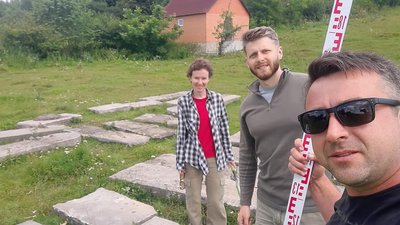 На Тернопільщині історики вивчають знайдені надгробні єврейські плити