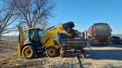 90 куб. м побутових відходів: з узбіччя траси під Одесою вивезли 12 причепів сміття 90 куб. м побутових відходів: з узбіччя траси під Одесою вивезли 12 причепів сміття