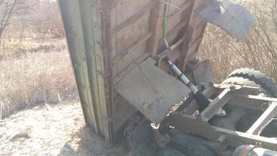 У Львові патрульні допомогли правопорушнику витягнути застряглу у ямі вантажівку У Львові патрульні допомогли правопорушнику витягнути застряглу у ямі вантажівку