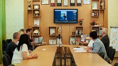 Про героїзм українських воїнів двох поколінь: у навчальних закладах Дніпропетровщини провели уроки звитяги