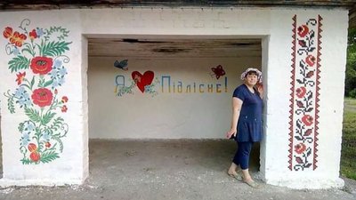 У рідному селі переселенка розмалювала десятки будинків та зупинки У рідному селі переселенка розмалювала десятки будинків та зупинки