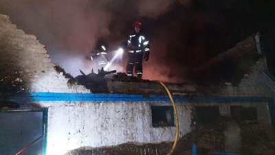 На Житомирщині вчасно ліквідували загоряння господарчої будівлі та врятували від пожежі дім