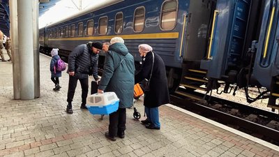 Вимушені переселенці з домашніми тваринами прибули потягом в Ужгород