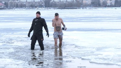 Як дніпряни пірнали на Водохреще Як дніпряни пірнали на Водохреще