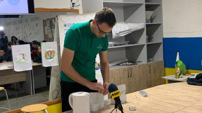 Діти передали бійцям дві тисячі порцій борщу: на Тернопільщині діє проєкт "Розумний город" Діти передали бійцям дві тисячі порцій борщу: на Тернопільщині діє проєкт "Розумний город"