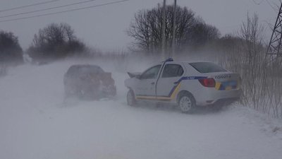 На Вінниччині, через негоду, зіткнулися автівка поліції та "Део Ланос" На Вінниччині, через негоду, зіткнулися автівка поліції та "Део Ланос"