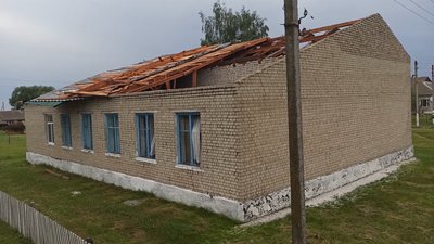Зламані дерева та пошкоджені дахи: наслідки негоди на Рівненщині