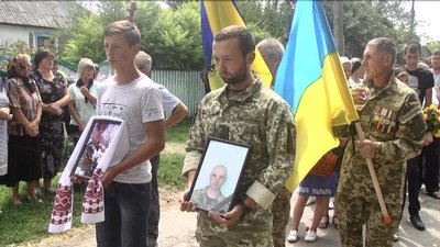 У селі Торчин провели в останню путь 24-річного бійця Сергія Шандру