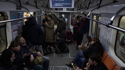 Співали пісень. Як люди у столичному метро чекали кінця тривоги Співали пісень. Як люди у столичному метро чекали кінця тривоги