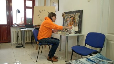 Вінницький художник створив колекцію африканських масок із пап'є-маше