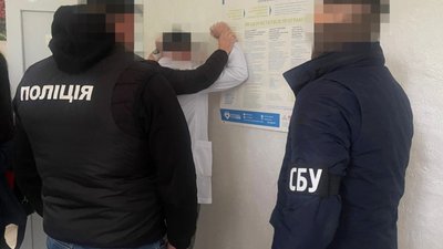 Завідчувача відділення одного із медичних закладів Хмельницької області викрили на хабарі