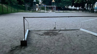 На Київщині на 10-річного хлопця впали футбольні ворота