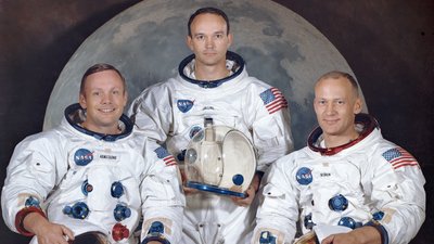 Команда "Аполлон-11": Майкл Коллінз (у центрі) поруч із командиром місії Нілом Армстронгом (зліва) та пілотом місячного модуля Баззом Олдріном, 1969 рік.
