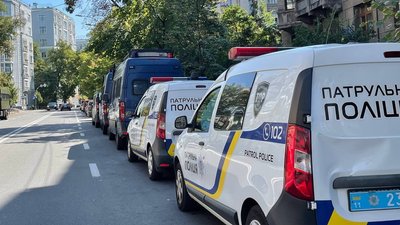 "Нацкорпус" із шинами та прапорами вирушив до ОПУ. Що відбувається