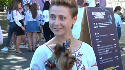 “Вишиванковий ланцюг” в Одесі провели у “віртуальному” форматі: з дистанцією та без рекордів “Вишиванковий ланцюг” в Одесі провели у “віртуальному” форматі: з дистанцією та без рекордів