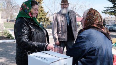 Отримують із закордону і роздають. Червоний Хрест доставляє гумдопомогу переселенцям на Буковині Отримують із закордону і роздають. Червоний Хрест доставляє гумдопомогу переселенцям на Буковині