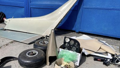 Київські митники вилучили літак, який привезли в Україну з Румунії Київські митники вилучили літак, який привезли в Україну з Румунії