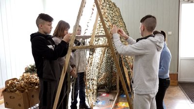 “Мій батько пишається нами”: на Вінниччині учні спеціальної школи плетуть сітки для оборонців “Мій батько пишається нами”: на Вінниччині учні спеціальної школи плетуть сітки для оборонців