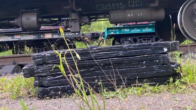 Ховали у вантажних вагонах між блюмом та залізом: затримали контрабанду цигарок на Волині Ховали у вантажних вагонах між блюмом та залізом: затримали контрабанду цигарок на Волині