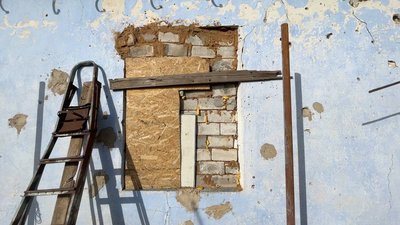 "Ліплять, як ті ластівки". На Миколаївщині відновлюють будинки після російських обстрілів "Ліплять, як ті ластівки". На Миколаївщині відновлюють будинки після російських обстрілів