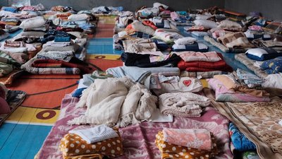 Зносять ліжка у спортзал та сортують речі. Волонтери у Чернівцях допомагають людям з інших регіонів