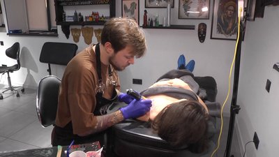 З початком війни у Вінниці зросла кількість бажаючих "набити" патріотичне тату: що обирають