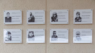 У Львові на фасаді школи №65 відкрили меморіальні таблиці на честь загиблих захисників