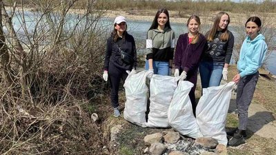 Працівники Дністровського БУВРу поприбирали сміття поблизу водойм і дамб Івано-Франківщини