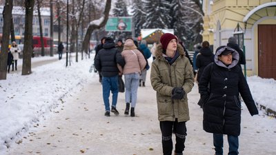 Рівняни у центрі Рівного по вилиці Соборній