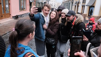 У Чернівцях презентували новий рецепт кави "Ukrainer" та пригощали паляницями від Клопотенка У Чернівцях презентували новий рецепт кави "Ukrainer" та пригощали паляницями від Клопотенка