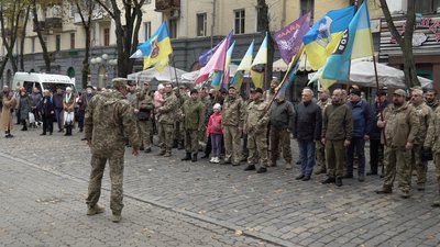 До маршу захисників та захисницьк у Полтаві долучилися військові, родичі загиблих воїнів, волонтери та інші полтавці До маршу захисників та захисницьк у Полтаві долучилися військові, родичі загиблих воїнів, волонтери та інші полтавці