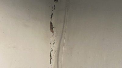 Пошкоджені вибуховою хвилею стіни будинку Пошкоджені вибуховою хвилею стіни будинку
