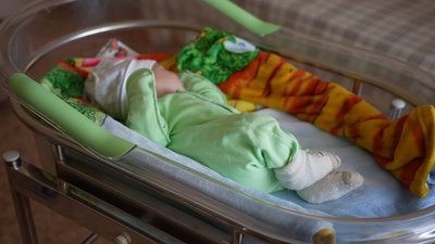 Хлопчик, якого після пологів залишила матір