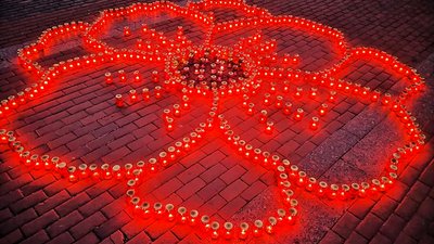 8 травня, в День пам’яті та примирення, пам’ять загиблих у Другій світовій війні вшанували на площі Героїв Майдану, запаливши свічки 8 травня, в День пам’яті та примирення, пам’ять загиблих у Другій світовій війні вшанували на площі Героїв Майдану, запаливши свічки