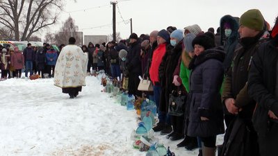 Як у Сватовому на свято Водахреща освячували воду та пірнали у ополонку Як у Сватовому на свято Водахреща освячували воду та пірнали у ополонку