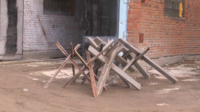 Готові працювати цілодобово. В Івано-Франківську волонтери виготовляють протитанкові їжаки Готові працювати цілодобово. В Івано-Франківську волонтери виготовляють протитанкові їжаки