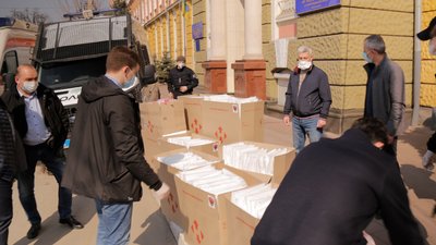 Засоби індивідуального захисту для медиків та поліцейських передали в Івано-Франківську волонтери Засоби індивідуального захисту для медиків та поліцейських передали в Івано-Франківську волонтери