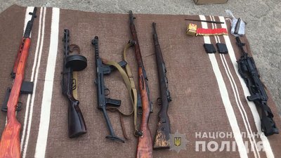 На Житомирщині поліція викрила групу продавців зброї На Житомирщині поліція викрила групу продавців зброї